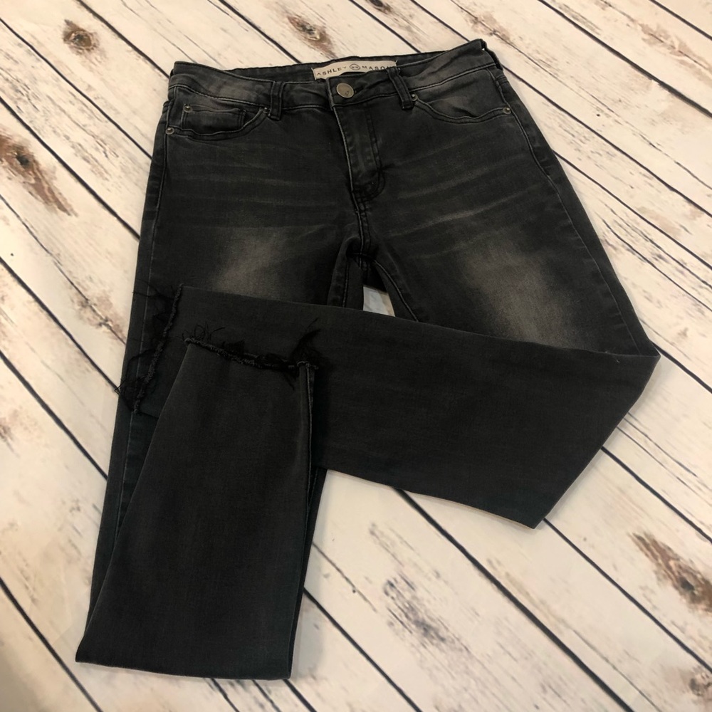 Ashley Mason distressed capris- size 5